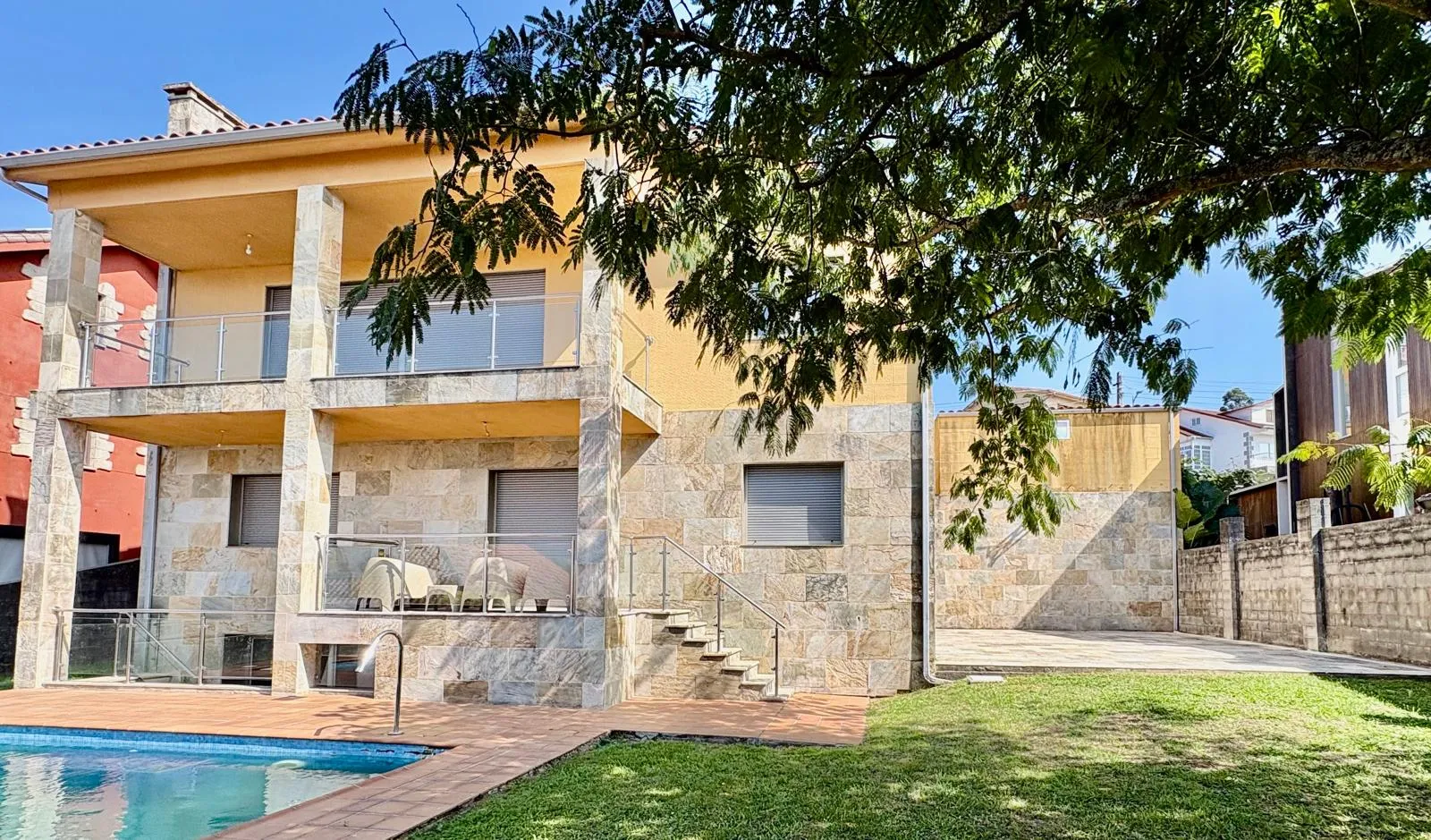 Casa con piscina y jardín en Poio